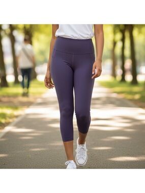 Lululemon Athletica Plum Capri Leggings Large #YLEG3